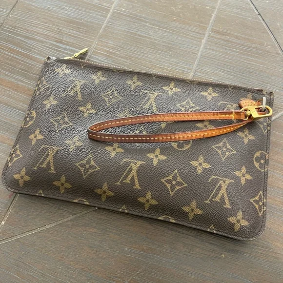 LV Pouchette - Picture 2 of 6